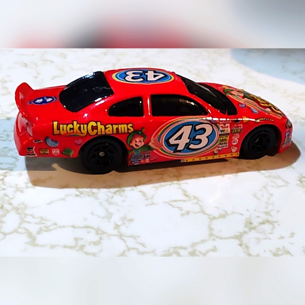 Richard Petty Salute #43 Lucky Charms 2001 Dodge Intrepid Hot Wheels 